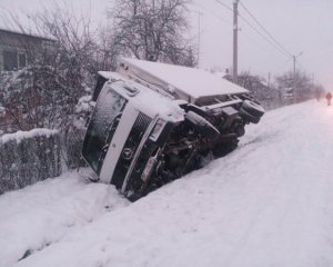 Занесло на дорозі: добірка аварій за участю фур