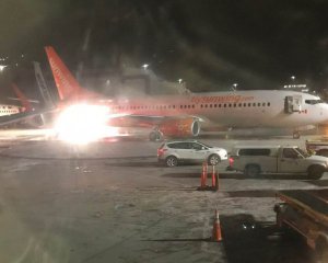 В канадском аэропорту столкнулись два самолета, один загорелся