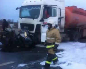 Легковушка разбилась об бензовоз - все пассажиры погибли