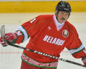 За что судья удалил Лукашенко во время хоккейного матча