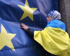 Работодатель заставил украинцев носить форму в национальных цветах
