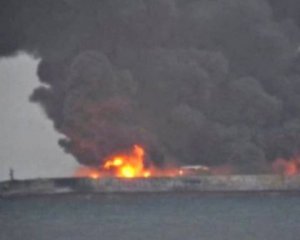 Нефтяной танкер пылает 3 дня и может взорваться