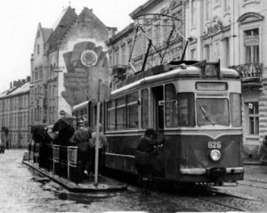 Пасажири вистрибували з першого вагону і потрапляли під колеса другого - 45 років тому у Львові зійшов з рейок трамвай