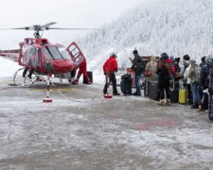 Показали видео, как спасали туристов из курорта в Швейцарии