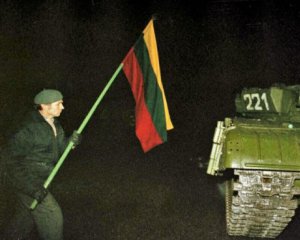 Советские войска штурмовали литовский телевизионный центр танками