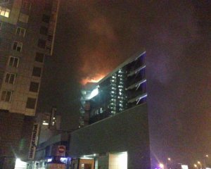 В Києві загорівся торгово-офісний центр