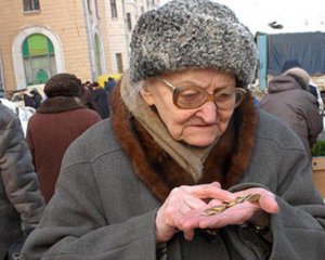 В России пенсионеры достают со свалки просроченные продукты