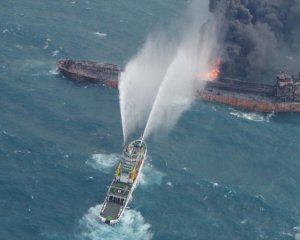 Біля Китаю на нафтовому танкері тривають вибухи