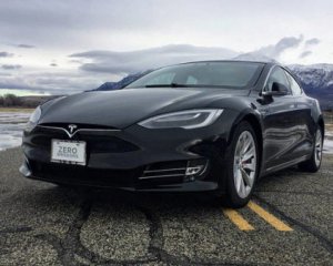 Tesla Model S перетворили на найшвидший в світі броньований автомобіль