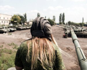 Просять їжу і спідню білизну: як зустріли в Донецьку обміняних бойовиків