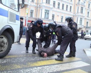 У Москві затримали активістів опозиції під час прогулянки - відео і подробиці