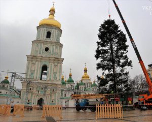 Киеве демонтируют елку и праздничный городок на Софийской площади
