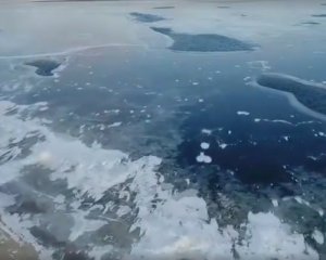 На відео показали як Дніпро вкривається кригою