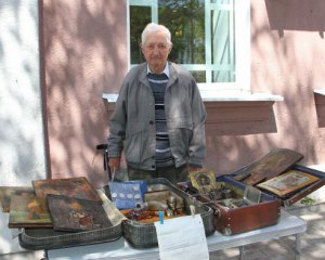 В Донецке серебро и технику меняют на еду