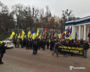 Под Радой протестуют против реванша Медведчука и Ахметова (онлайн)