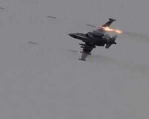Показали видео, как российские самолеты бомбят мирное население