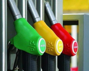 Бензин снова подорожал: сколько стоит бензин 17 января