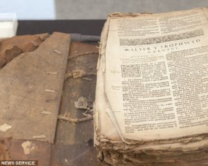 Нашли 400-летнюю Библию, которой разжигали костер и пользовались в туалете