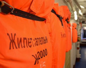 В Крыму пенсионерка из Москвы пыталась украсть спасательные жилеты из самолета