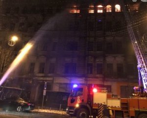 Крупный пожар в центре Киева: спасатели назвали причину