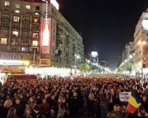 Десятки тысяч людей вышли на антикоррупционный протест