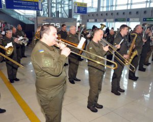 Заиграли в честь &quot;киборгов&quot; - военный оркестр поразил музыкой в Борисполе