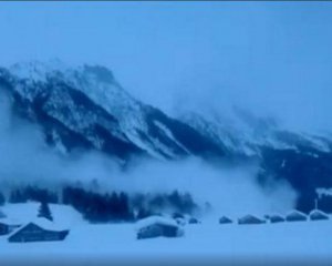 Показали видео, как горное село засыпала необычная лавина