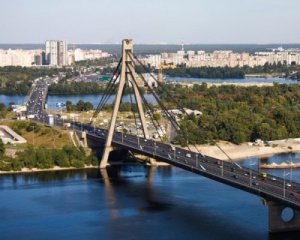 В Киеве ограничат движение на одном из самых загруженных мостов