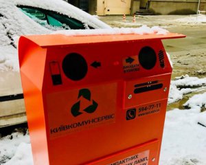 В новые контейнеры для опасных отходов в столице бросают любой хлам