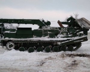У місті дороги від снігу чистять військовою бронетехнікою