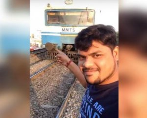 Мужчина вместо селфи снял, как его сбил поезд - шокирующее видео