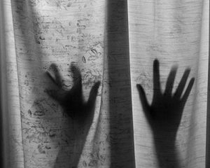 11-річну дівчинку протягом року ґвалтував співмешканець баби