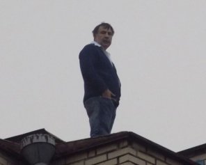 Саакашвили придумал оправдание за беготню на крыше