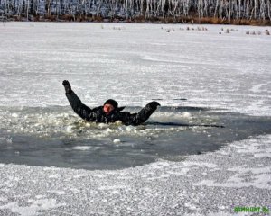 Курсант университета спас рыбаков, провалившихся под лед