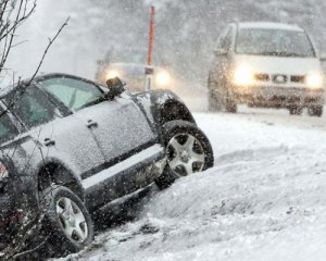 Занесло: добірка ДТП у дворі