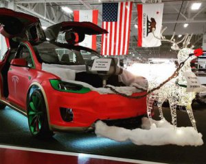 В автомобілях Tesla оказался режим Санта-Клауса