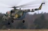 Украинские вертолетчики тренируются летать на высоте человеческого роста