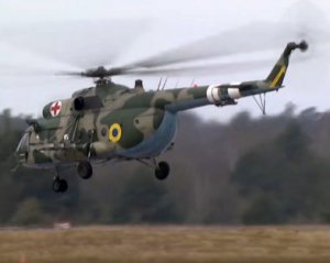 Украинские вертолетчики тренируются летать на высоте человеческого роста