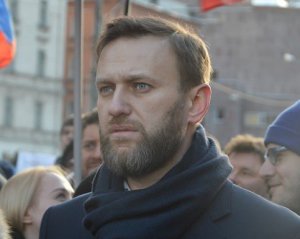 Поліція зрізала двері болгаркою в офісі Навального