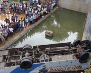 В Индии автобус упал в реку и унес жизни десятков людей