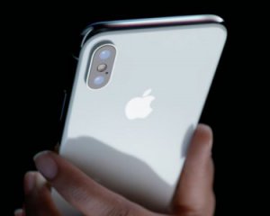 Apple скоротить вдвічі виробництво iPhone X