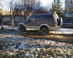 Внедорожник сбил трех человек на тротуаре