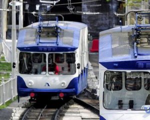 Київський фунікулер зламався. Людей возять автобусами