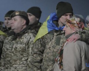 Кабмин выделил по 100 тыс. грн помощи освобожденным заложникам