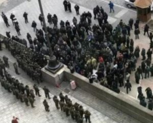 В Киеве военные пенсионеры перекрыли входы и выходы из Кабмина