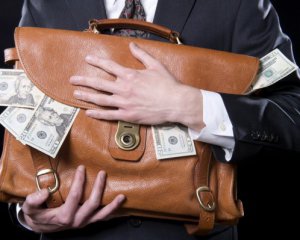 Гроші у валізах чиновникам великий бізнес вже не носить - економіст