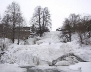 Замерз самый высокий равнинный водопад Украины