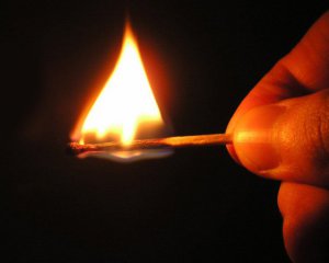 Чоловік облив бензином вагітну дружину і підпалив