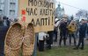 Громкая музыка, изгнания бесов и толкотня - как в Киеве требуют снести часовню УПЦ МП
