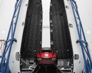 Маск показав відео з Tesla Roadster у космосі